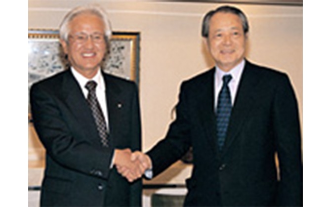 Announcement of strategic alliance and capital tie-up with the Mitsubishi Tokyo Financial Group in March 2004. On the right is President Shigemitsu Miki.