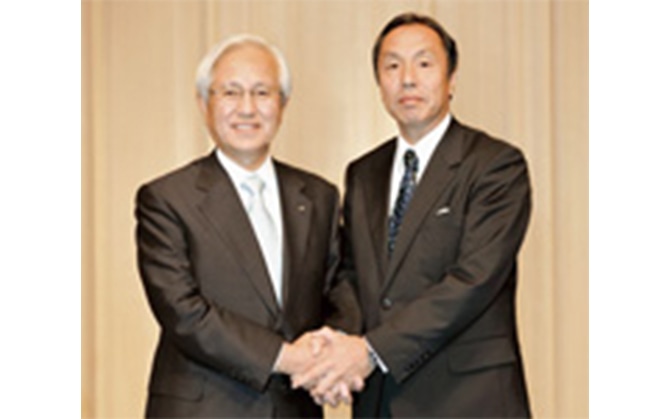 Announcement of strengthening of the alliance with Mitsubishi UFJ Financial Group in September 2008. On the right is Executive Director for Retail Takashi Nagaoka.